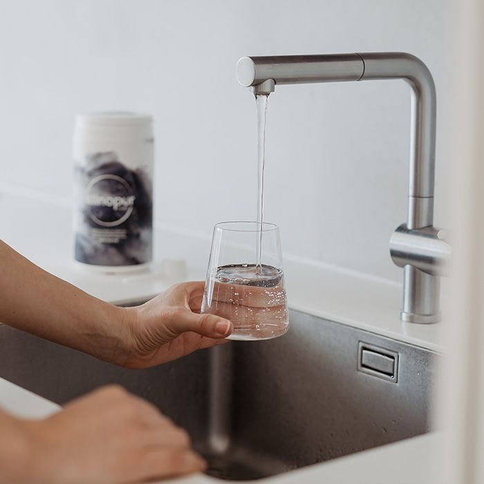 Ein Glas mit 250ml Wasser befüllen